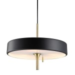 Lampa wisząca Artdeco z trzema gniazdami E14, z czarnym matowym kloszem i złotym szczotkowanym wykończeniem. Okrągły kształt, zawieszona na czarnym przewodzie, z dekoracyjnym elementem w postaci małej kulki.