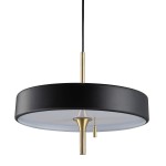 Lampa wisząca Artdeco w kolorze czarnym z metalowymi elementami w odcieniu złotego szczotkowanego. Okrągła, z matowym wykończeniem, zawieszona na cienkim kablu. Posiada miejsce na trzy żarówki E14 oraz dekoracyjny element z kulką.