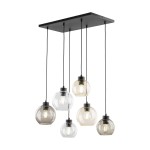 Lampa wisząca Cubus z sześcioma kloszami w różnych odcieniach, zawieszona na czarnych kablach. Klosze w kształcie kul, wykonane z przezroczystego i kolorowego szkła, zamocowane na prostokątnej czarnej podstawie.