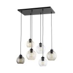 Lampa wisząca Cubus z sześcioma kloszami w różnych odcieniach, zawieszona na czarnych kablach. Klosze o zaokrąglonym kształcie, wykonane ze szkła, umieszczone na prostokątnej czarnej podstawie. Idealna do nowoczesnych wnętrz.