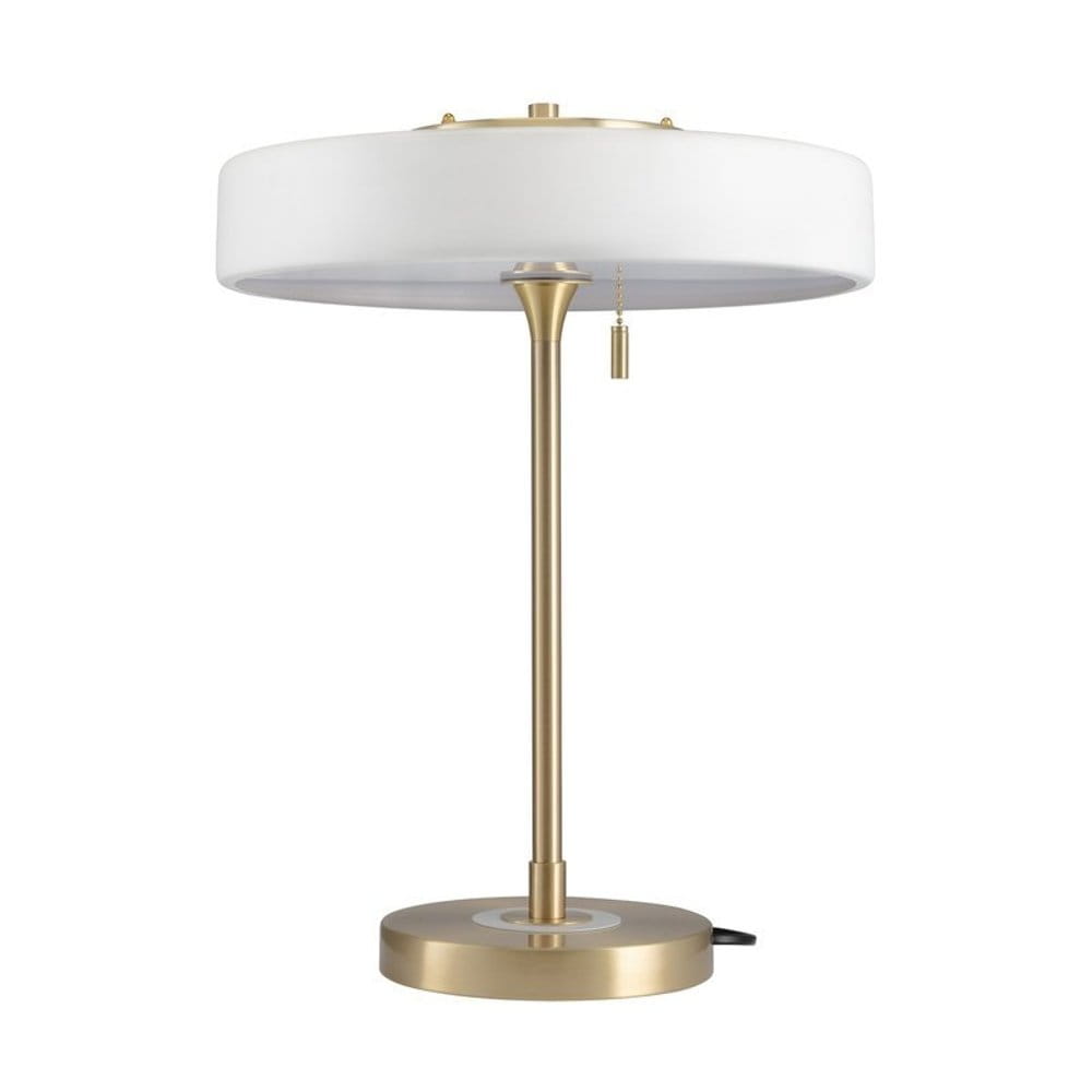 Lampa stołowa Artdeco 3xE14 w kolorze złotym szczotkowanym z białym kloszem. Ustawiona w pozycji stojącej, z metalowym trzonkiem i dekoracyjnym łańcuszkiem do włączania. Baza okrągła, prosta, na jednolitym tle.