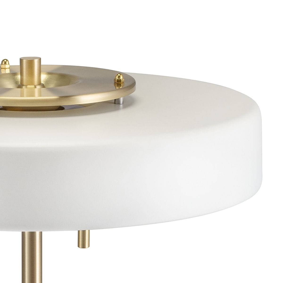 Lampa stołowa Artdeco 3xE14 w kolorze złotym szczotkowanym i białym. Posiada okrągły, biały klosz oraz metalowy złoty element u góry. Ujęcie z boku, ukazujące detale konstrukcji i materiały.