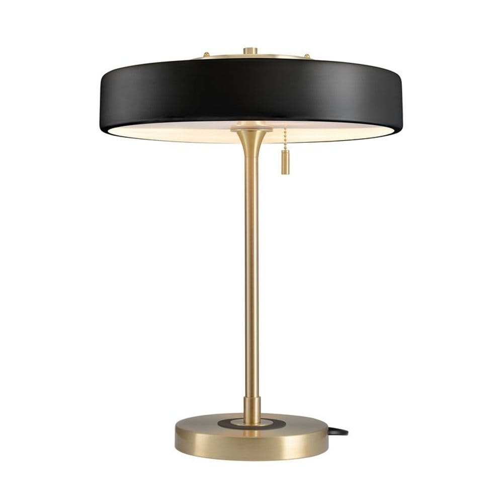 Lampa stołowa Artdeco z trzema gniazdami E14, w kolorze złotym szczotkowanym i czarnym. Okrągły klosz z czarnej tkaniny, metalowy stelaż. Wysoka, z podstawą o średnicy, włącznik na łańcuszku. Ujęcie frontalne, stojąca na jasnym tle.