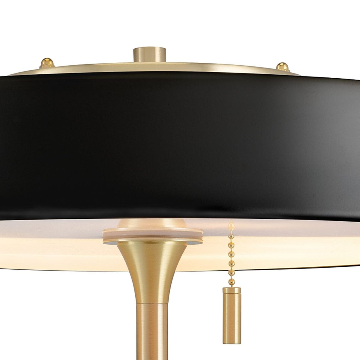 Lampa stołowa Artdeco 3xE14 w kolorze złotym szczotkowanym i czarnym. Okrągły klosz z czarnej stali, metalowa podstawa w kolorze złotym, z dekoracyjnym łańcuszkiem. Ujęcie z bliska, podkreślające detale konstrukcji.