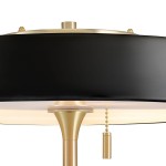 Lampa stołowa Artdeco 3xE14 w kolorze złotym szczotkowanym i czarnym. Okrągły klosz z czarnej stali, metalowa podstawa w kolorze złotym, z dekoracyjnym łańcuszkiem. Ujęcie z bliska, podkreślające detale konstrukcji.