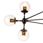 Lampa wisząca Astrifero z pięcioma oprawami E27, czarna konstrukcja z metalowymi detalami. Szklane klosze w kształcie kul, transparentne. Ujęcie z dołu, ukazujące rozmieszczenie źródeł światła.