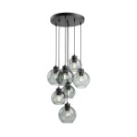 Lampa wisząca Cubus z siedmioma kulistymi kloszami w kolorze czarnym i grafitowym. Klosze wykonane z przezroczystego szkła, zawieszone na długich linkach. Montaż sufitowy, nowoczesny design. Ujęcie z przodu, eksponujące wszystkie klosze.