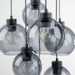 Lampa wisząca Cubus z siedmioma szklanymi kloszami w kolorze grafitowym i czarnymi elementami montażowymi. Klosze mają okrągły kształt i są zawieszone na cienkich linkach, z widocznymi żarówkami E27. Tło proste, białe.