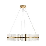 Lampa wisząca Aura w kolorze złotym, z jednym źródłem LED/60W. Okrągła konstrukcja z przezroczystymi elementami, zawieszona na cienkich linkach. Złota oprawa z dekoracyjnym paskiem i metalowymi detalami, idealna do nowoczesnych wnętrz.