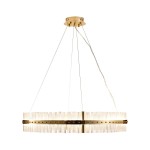 Lampa wisząca Aura w kolorze złotym, z transparentnymi elementami, zawieszona na cienkich linkach. Okrągła konstrukcja z metalowym pierścieniem ozdobionym przezroczystymi prętami, z miejscem na jedną żarówkę LED o mocy 60W.