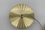 Złota lampa wisząca Beam 80, widok z góry. Okrągła, metalowa podstawa z teksturowaną powierzchnią. W centralnej części widoczny otwór na kabel. Lampa przeznaczona do montażu, z dwoma źródłami światła LED o mocy 8W.
