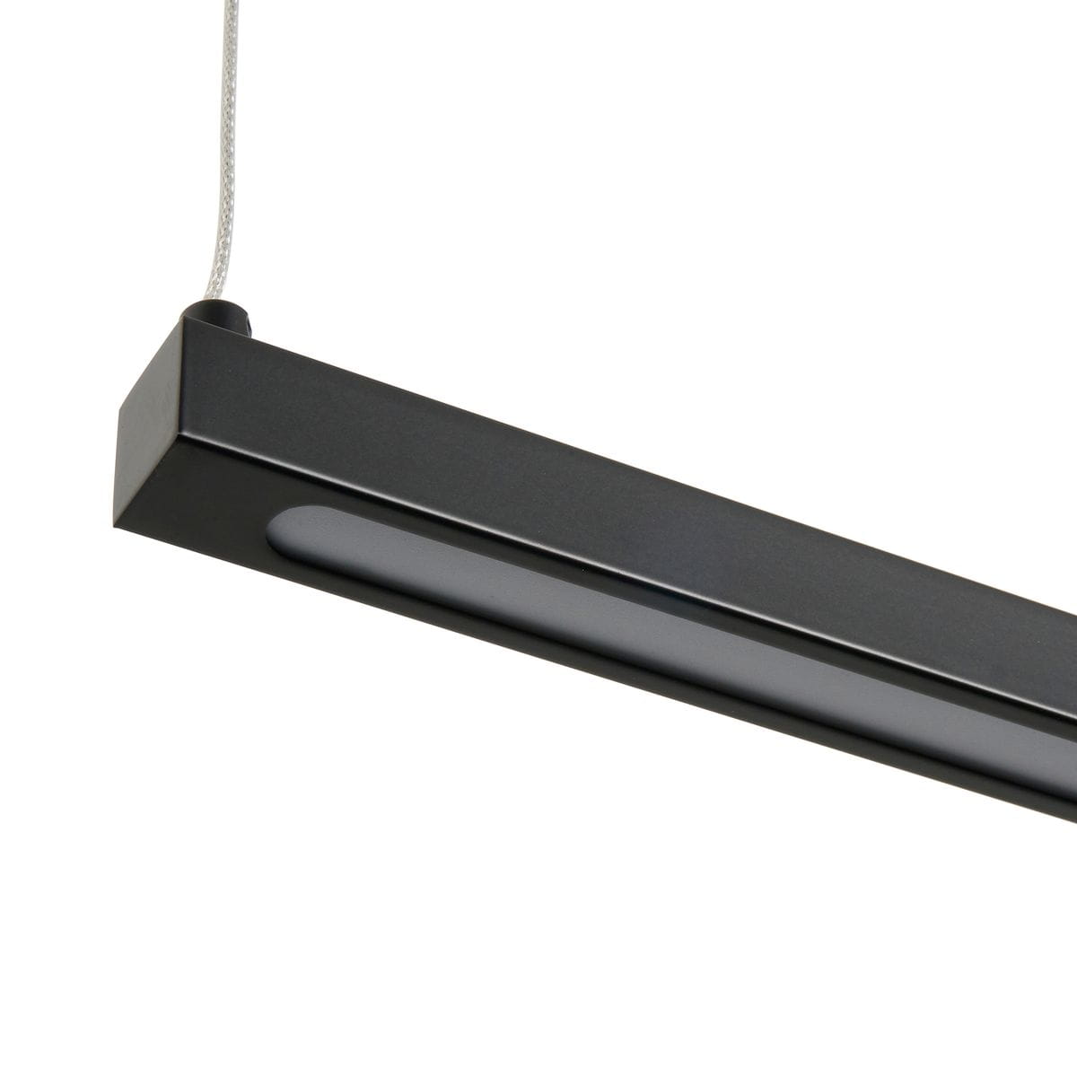 Lampa wisząca Beam 80 w kolorze czarnym, z prostokątnym korpusem. Zawiera dwa źródła LED o mocy 8W i temperaturze barwowej 3000K. Ujęcie z boku, pokazujące gładką fakturę i elementy mocujące. Idealna do nowoczesnych wnętrz.