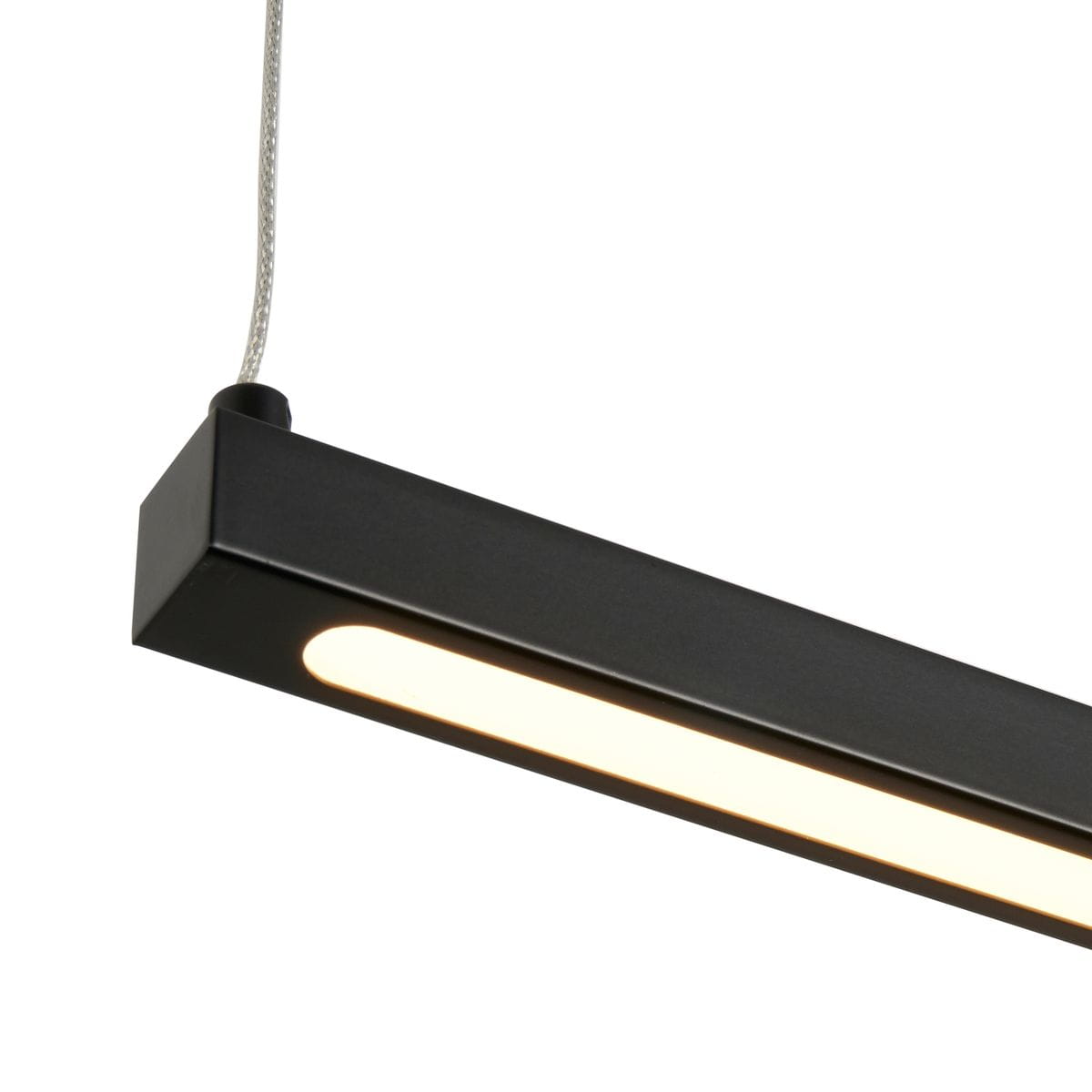Czarna lampa wisząca Beam 80 o prostokątnym kształcie, z dwoma diodami LED (8W, 3000K). Widoczne źródło światła w formie jasnej linii w centralnej części, zawieszona na cienkim przewodzie. Matowa powierzchnia obudowy podkreśla nowoczesny design.