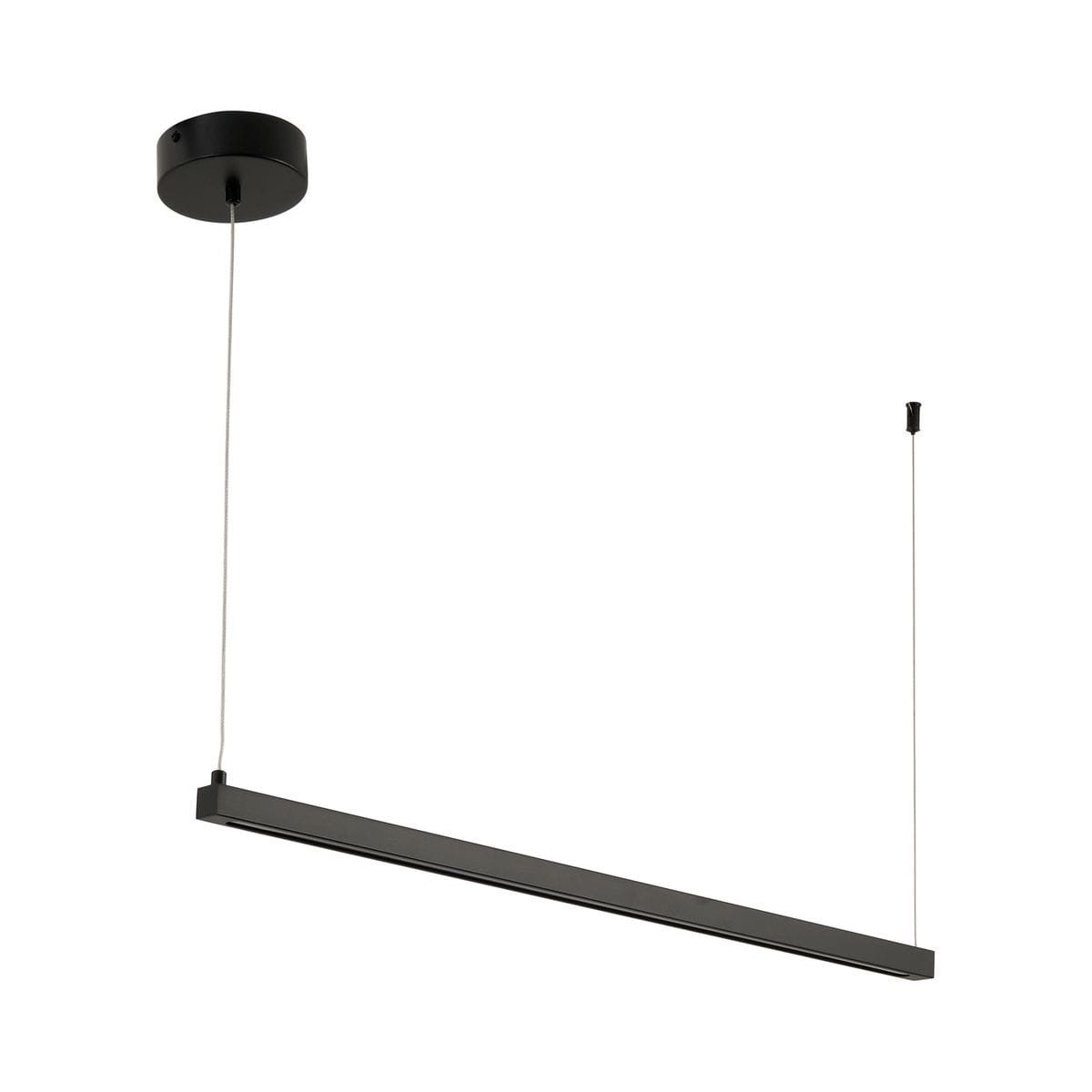 Lampa wisząca Beam 80 w kolorze czarnym, z prostokątnym korpusem, zawieszona na cienkich linkach. Posiada dwa źródła światła LED o mocy 8W i temperaturze barwowej 3000K, montowana na okrągłej podsufitce. Tło jasne, minimalistyczne.