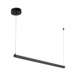 Lampa wisząca Beam 80 w kolorze czarnym, z prostokątnym korpusem, zawieszona na cienkich linkach. Posiada dwa źródła światła LED o mocy 8W i temperaturze barwowej 3000K, montowana na okrągłej podsufitce. Tło jasne, minimalistyczne.