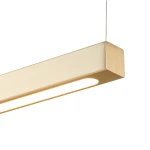 Lampa wisząca Beam 100 w kolorze złotym, z prostokątnym korpusem, zawieszona na cienkich linkach. Posiada dwa źródła światła LED o mocy 10W, emitujące światło o temperaturze 4000K. Gładka, matowa faktura.