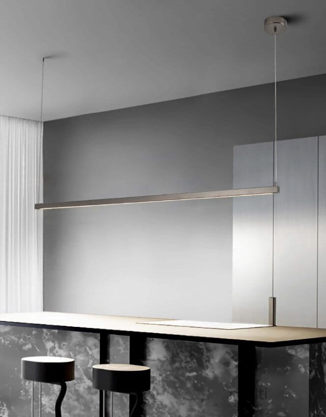 Lampa wisząca Beam 100 w kolorze tytanowym, o prostokątnym kształcie, zawieszona na cienkich linkach. Wykonana z metalu, posiada dwa źródła LED 10W, emitujące światło o temperaturze 3000K. Widoczna w nowoczesnej aranżacji nad blatem.