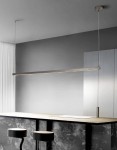 Lampa wisząca Beam 120 w kolorze tytanowym, z dwoma źródłami LED o mocy 13W i temperaturze barwowej 3000K. Zawieszona poziomo nad blatem, na cienkich linkach, w nowoczesnym wnętrzu z szarym tłem i czarnymi stołkami.