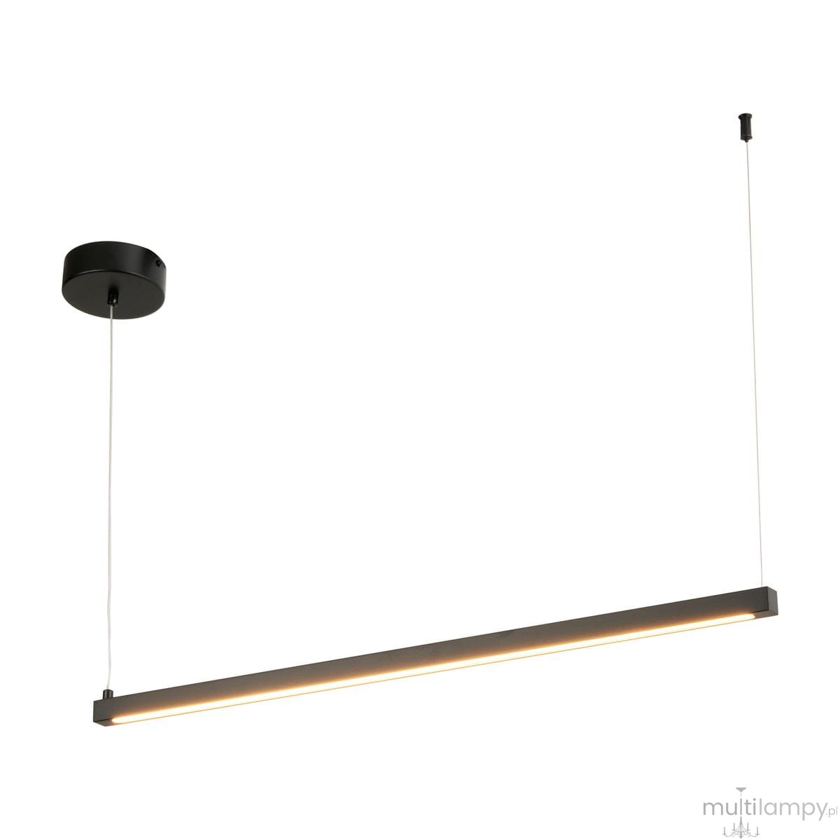Lampa wisząca Beam 120 w kolorze czarnym, z prostokątnym kloszem, zawieszona na cienkich linkach. Posiada dwa źródła LED o mocy 13W, emitujące ciepłe światło (3000K). Montaż sufitowy, minimalistyczny design, idealna do nowoczesnych wnętrz.