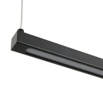 Lampa wisząca Beam 120 w kolorze czarnym, z prostokątnym korpusem. Wyposażona w dwa źródła światła LED o mocy 13W i temperaturze barwowej 3000K. Zawieszenie na cienkim przewodzie, widok z boku.