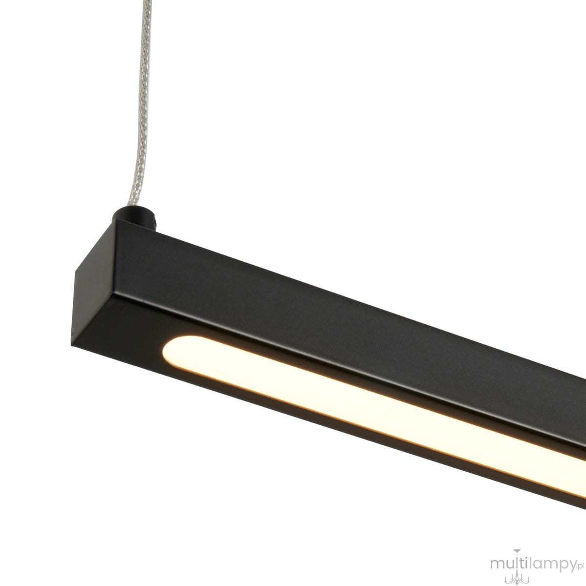Lampa wisząca Beam 120 w kolorze czarnym, o prostokątnym kształcie. Wyposażona w dwa źródła światła LED o mocy 13W i temperaturze barwowej 3000K. Widoczny detal to wąska szczelina emitująca ciepłe światło. Zawieszona na cienkim przewodzie.