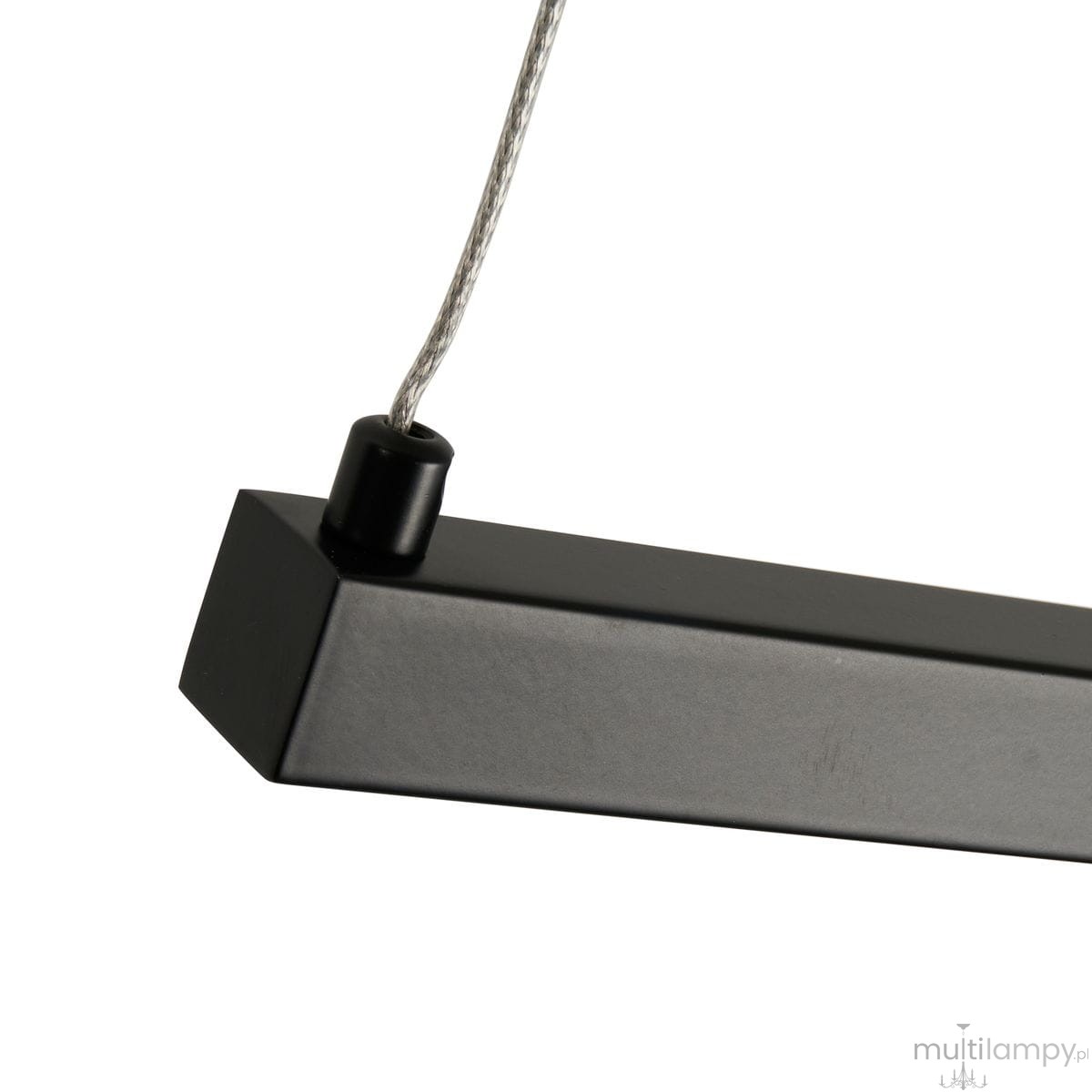 Czarna lampa wisząca Beam 120 z prostokątnym korpusem, zawieszona na cienkim przewodzie. Wykonana z matowego materiału, z dwoma źródłami LED 13W, emitującymi ciepłe światło 3000K. Kąt ujęcia z boku, ukazujący detal mocowania.