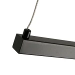 Czarna lampa wisząca Beam 120 z prostokątnym korpusem, zawieszona na cienkim przewodzie. Wykonana z matowego materiału, z dwoma źródłami LED 13W, emitującymi ciepłe światło 3000K. Kąt ujęcia z boku, ukazujący detal mocowania.