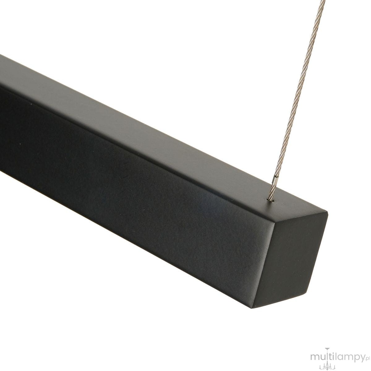 Lampa wisząca Beam 120 w kolorze czarnym, wykonana z matowego materiału, o prostokątnym kształcie. Widoczny kabel mocujący. Oświetlenie LED 2x13W, temperatura barwowa 3000K, idealna do nowoczesnych wnętrz.