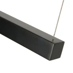 Lampa wisząca Beam 120 w kolorze czarnym, wykonana z matowego materiału, o prostokątnym kształcie. Widoczny kabel mocujący. Oświetlenie LED 2x13W, temperatura barwowa 3000K, idealna do nowoczesnych wnętrz.