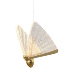 Lampka wisząca Bee z dwoma źródłami LED o mocy 4W, w złotej oprawie. Posiada dekoracyjny klosz w kształcie skrzydeł, wykonany z przezroczystego materiału, z delikatnym wzorem. Zawieszona na cienkim przewodzie.