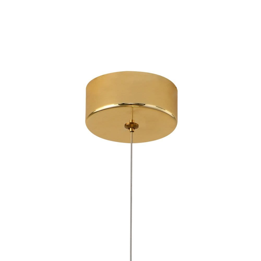 Lampa wisząca Bee w kolorze złotym, z metalowym, okrągłym kloszem o połyskliwej powierzchni. Ujęcie z góry, pokazujące mocowanie i cienki przewód. Produkt przeznaczony do zastosowania z dwoma źródłami światła LED 4W.