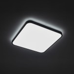 Plafon LED Agnes Square o wymiarach 43,5 cm, w kolorze czarnym, z białą, kwadratową oprawą. Oświetlenie o mocy 32W i temperaturze barwowej 4000K, zamontowane na suficie, z delikatnym podświetleniem. IP44, idealne do łazienek.