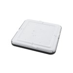 Plafon Agnes Square LED w kolorze czarnym, o wymiarach kwadratowych 43,5 cm, z białą osłoną. Posiada klasę ochrony IP44, moc 32W i temperaturę barwową 4000K. Ujęcie z boku, widoczne elementy montażowe.