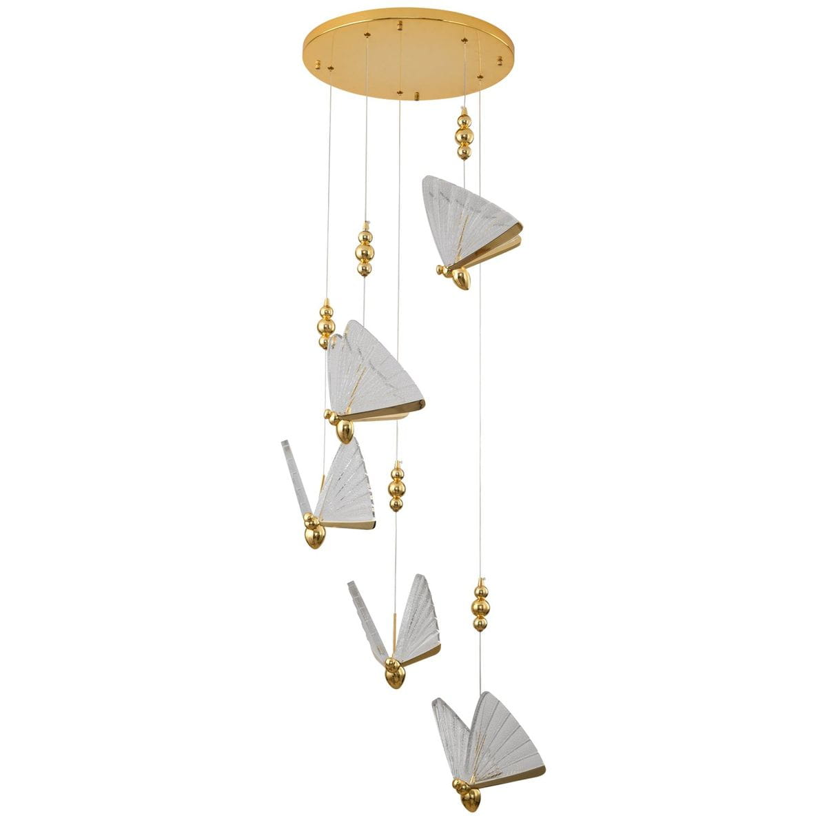 Lampa wisząca Bee z pięcioma kloszami LED w złotym kolorze. Klosze mają kształt skrzydeł z metalicznym wykończeniem, zawieszone na cienkich żyłkach, ozdobione złotymi kulkami. Ujęcie frontalne, lampa zawieszona pod sufitem.