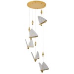Lampa wisząca Bee z pięcioma kloszami LED w złotym kolorze. Klosze mają kształt skrzydeł z metalicznym wykończeniem, zawieszone na cienkich żyłkach, ozdobione złotymi kulkami. Ujęcie frontalne, lampa zawieszona pod sufitem.