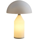 Lampa stołowa Belfugo H35 w białym kolorze, z kloszem w kształcie półkuli. Posiada podstawę o formie stożka, wykonana z matowego materiału. Zawiera dwa gniazda E27. Ujęcie frontalne, na jednolitym tle.