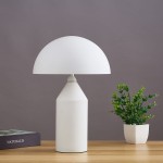 Lampa stołowa Belfugo H35 w białym kolorze, z abażurem w kształcie półkuli na cylindrycznej podstawie. Ujęcie z boku na drewnianym blacie, obok doniczka z rośliną. Dwa gniazda E27 widoczne w konstrukcji.