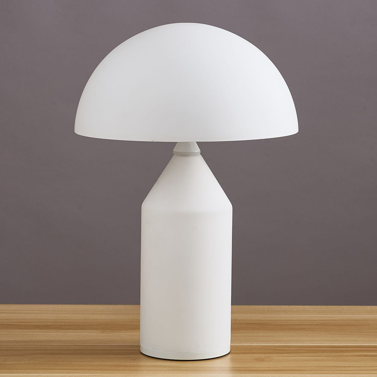 Belfugo H35 lampa stołowa 2xE27 w białym kolorze, z okrągłym kloszem i stożkowatą podstawą. Ujęcie frontalne, lampa stoi na drewnianym blacie, na jednolitym tle. Idealna do nowoczesnych wnętrz.
