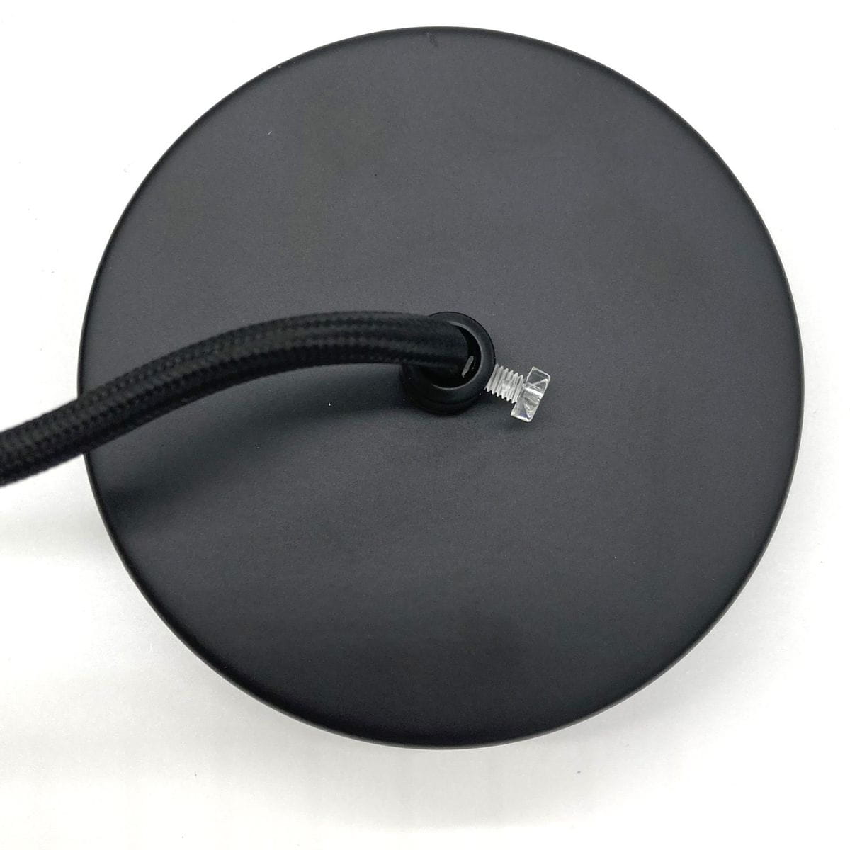 Czarna podstawa lampy wiszącej Black Tube z okrągłym kształtem. Widoczny czarny przewód z materiałowym oplocie oraz element mocujący. Produkt przeznaczony do użycia z żarówkami E27.