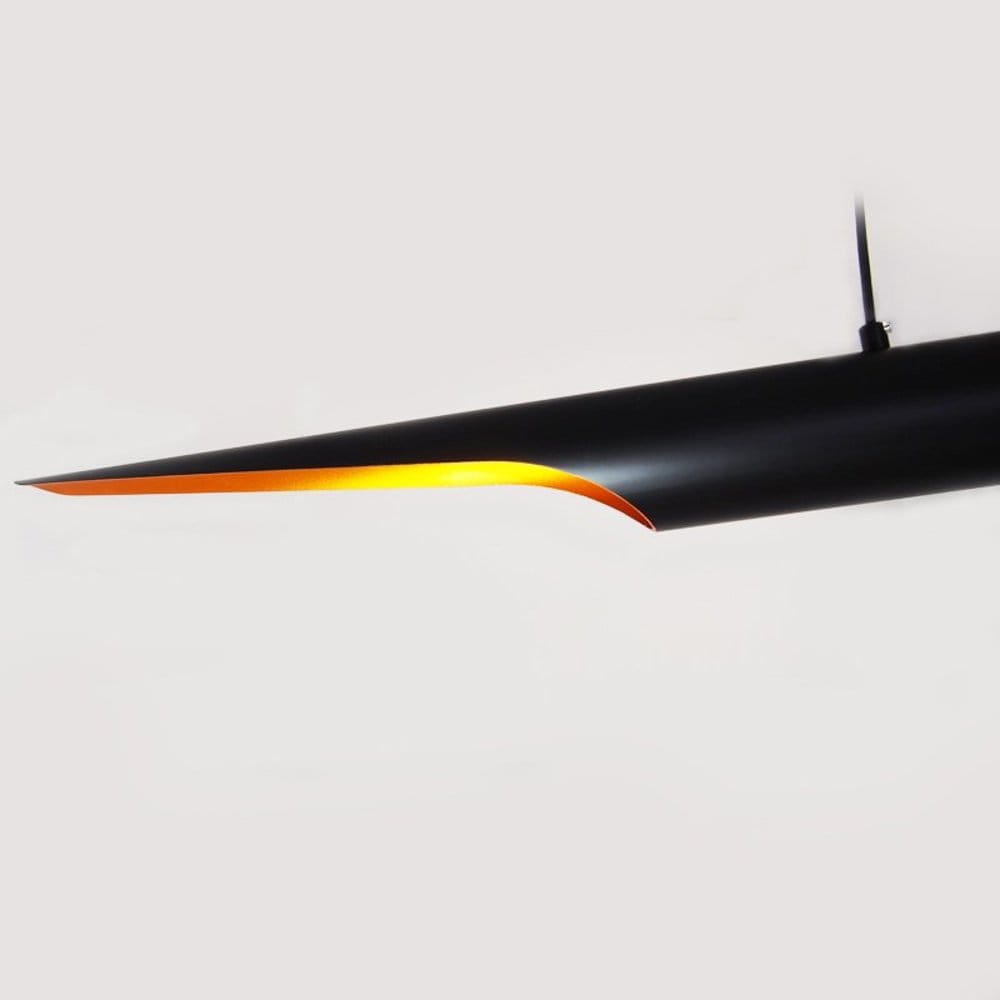 Lampa wisząca Black Tube 2xE27 w kolorze czarnym z złotym akcentem. Posiada smukły, cylindryczny kształt z delikatnym wygięciem u podstawy. Wisi na cienkim przewodzie, tworząc nowoczesny element dekoracyjny. Tło jasne, minimalistyczne.