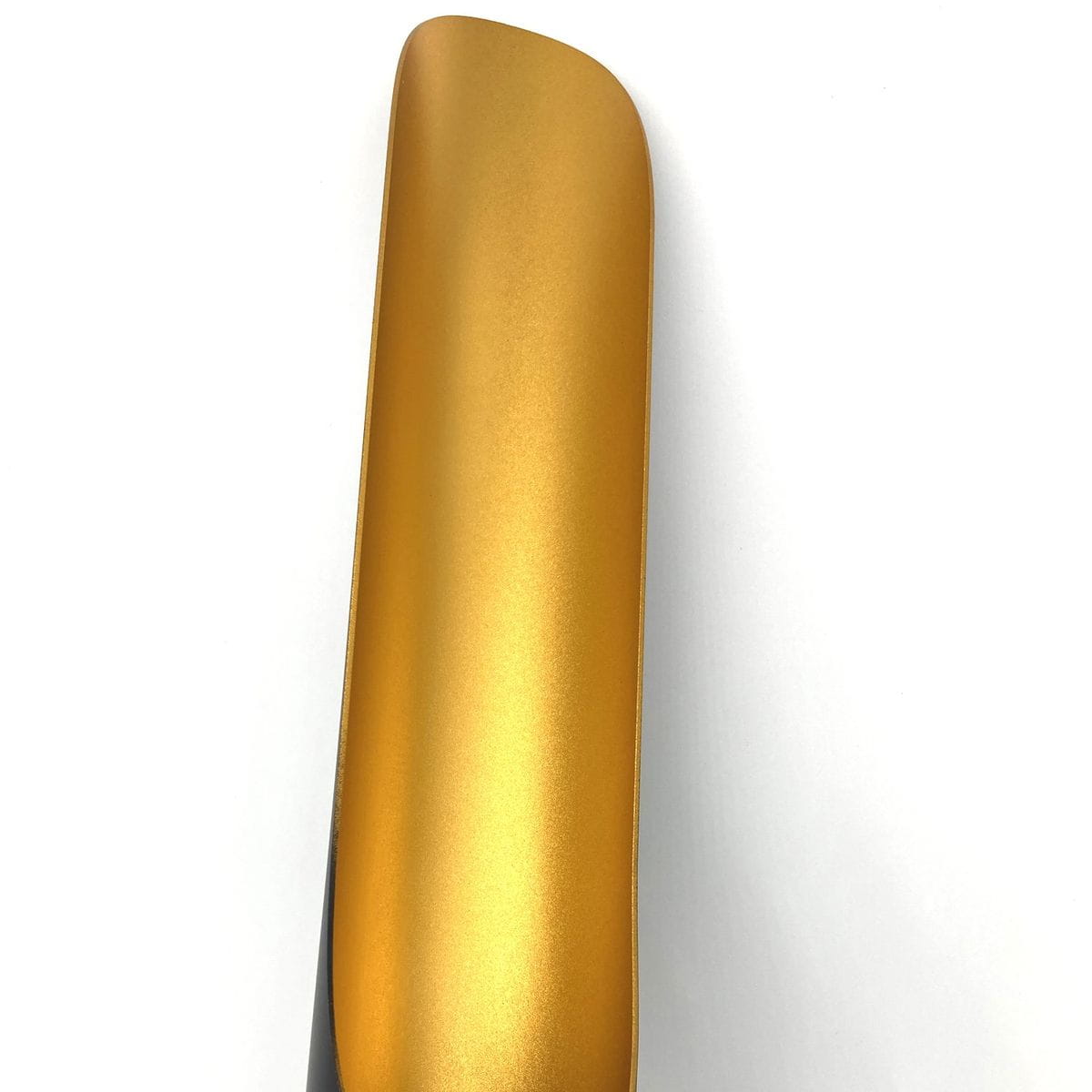 Czarna lampa wisząca Black Tube z metalowym, matowym złotym wykończeniem. Ujęcie z góry na gładką, złotą powierzchnię, ukazującą jej elegancki design. Lampa przeznaczona na dwie żarówki E27. Tło białe, co podkreśla jej kolorystykę.