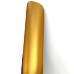Czarna lampa wisząca Black Tube z metalowym, matowym złotym wykończeniem. Ujęcie z góry na gładką, złotą powierzchnię, ukazującą jej elegancki design. Lampa przeznaczona na dwie żarówki E27. Tło białe, co podkreśla jej kolorystykę.