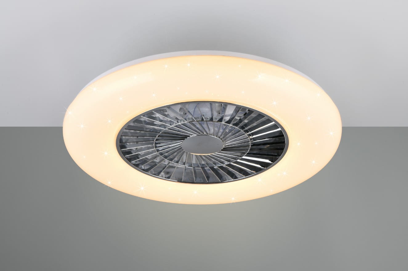 Lampa sufitowa Visby z wentylatorem, biała z chromowanymi detalami, posiada okrągły kształt oraz wbudowane oświetlenie LED 38W. Ujęcie z góry, ukazujące efektowne wykończenie oraz elementy wentylatora pośrodku.