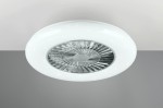 Lampa sufitowa Visby z wentylatorem, w kolorze białym i chromowanym, z jedną diodą LED o mocy 38W. Okrągła, z teksturowaną osłoną i dekoracyjnymi detalami, montowana na suficie, widok z dołu. Pilot do sterowania w zestawie.