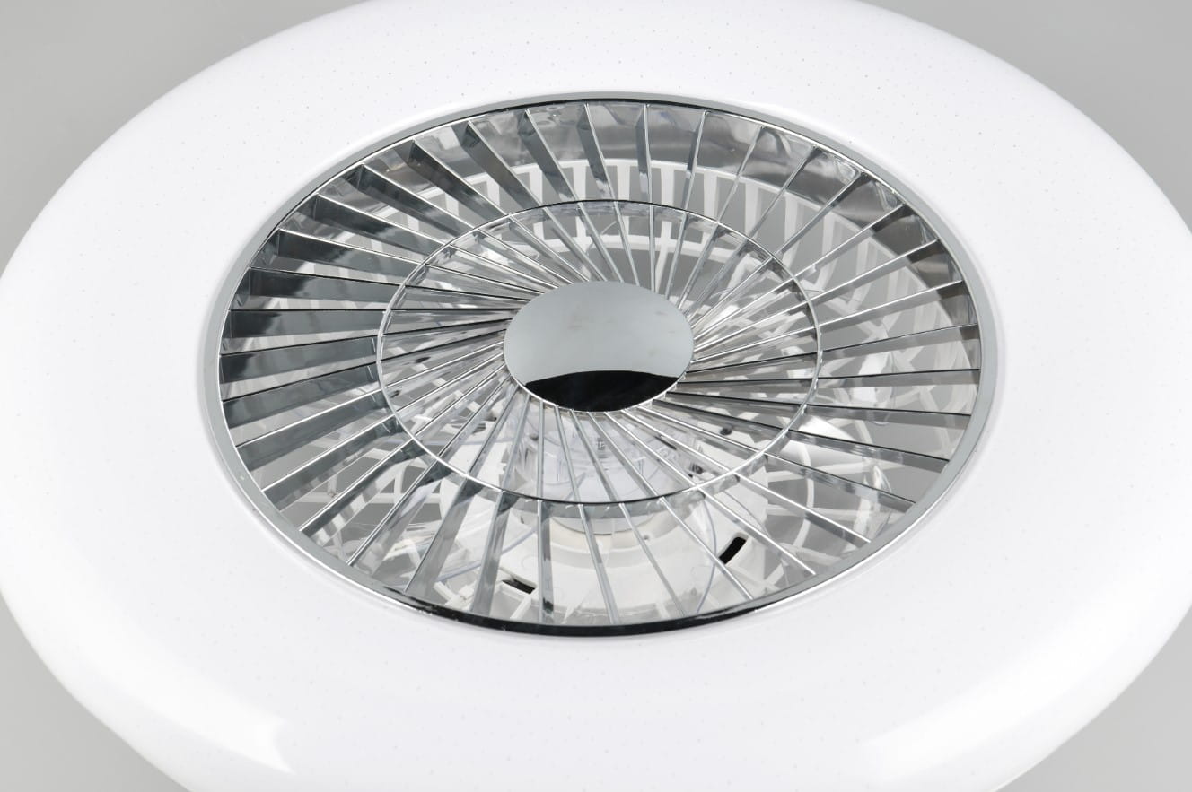 Lampa sufitowa Visby z wentylatorem, w białej obudowie z chromowanymi detalami. Centralny element w formie wentylatora z lustrzanym wykończeniem, z widocznymi żebrami. Ujęcie z góry, ukazujące detal konstrukcji.