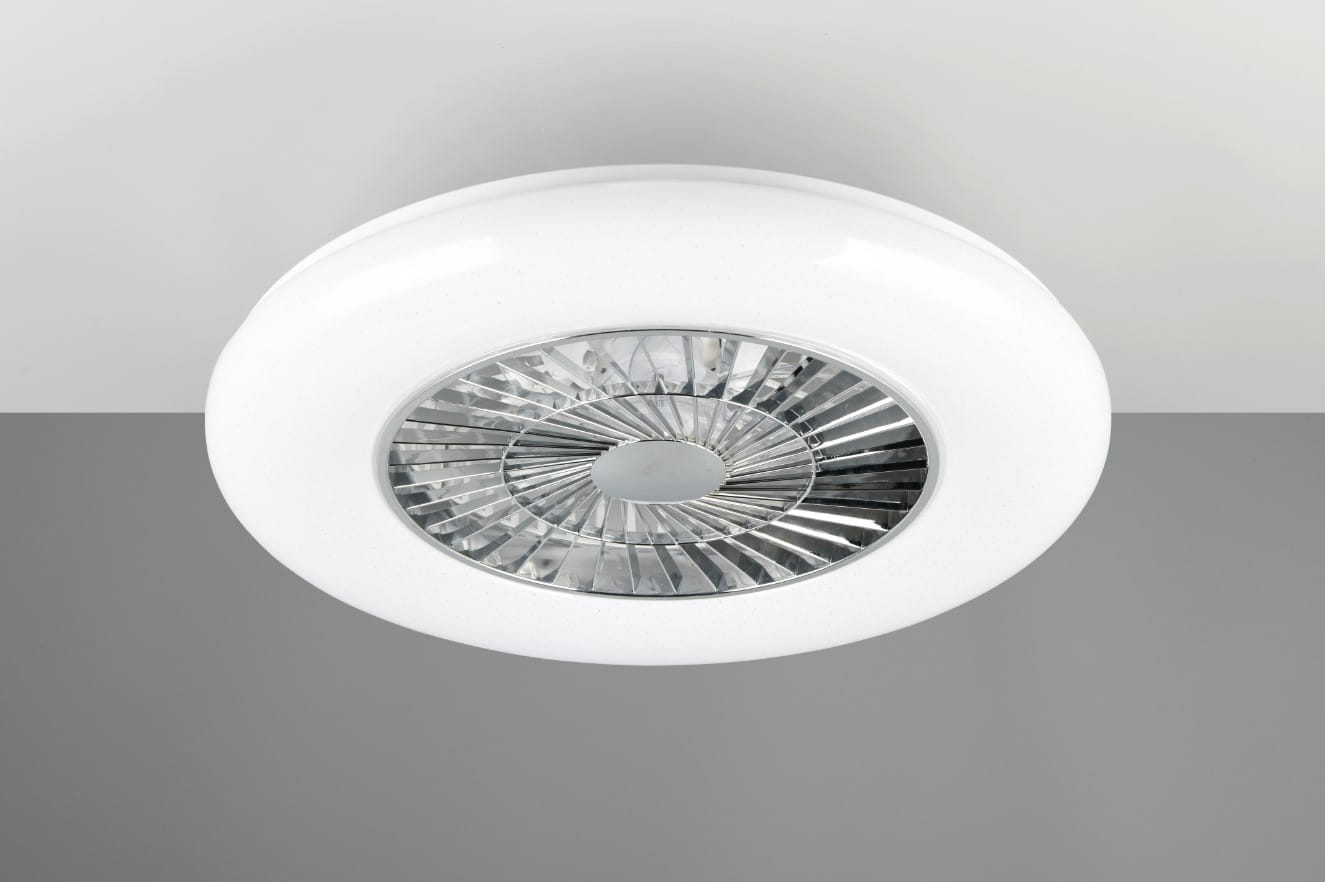 Lampa sufitowa Visby z wentylatorem, w kolorze białym i chromowanym, z centralnym elementem w kształcie wirnika. Oświetlenie LED 38W. Produkt zamontowany na suficie, widoczny z góry, na jednolitym tle.