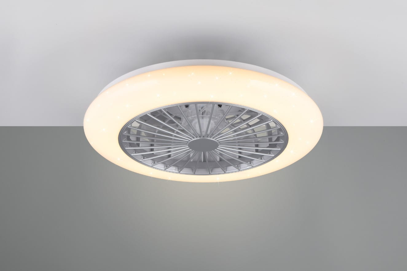 Lampa sufitowa Stralsund z wentylatorem, biała z tytanowym wykończeniem. Okrągła, z jasnym kloszem LED, podświetlająca centralny wentylator. Widok z dołu, zawieszona na szarym tle. Zdalne sterowanie w zestawie.