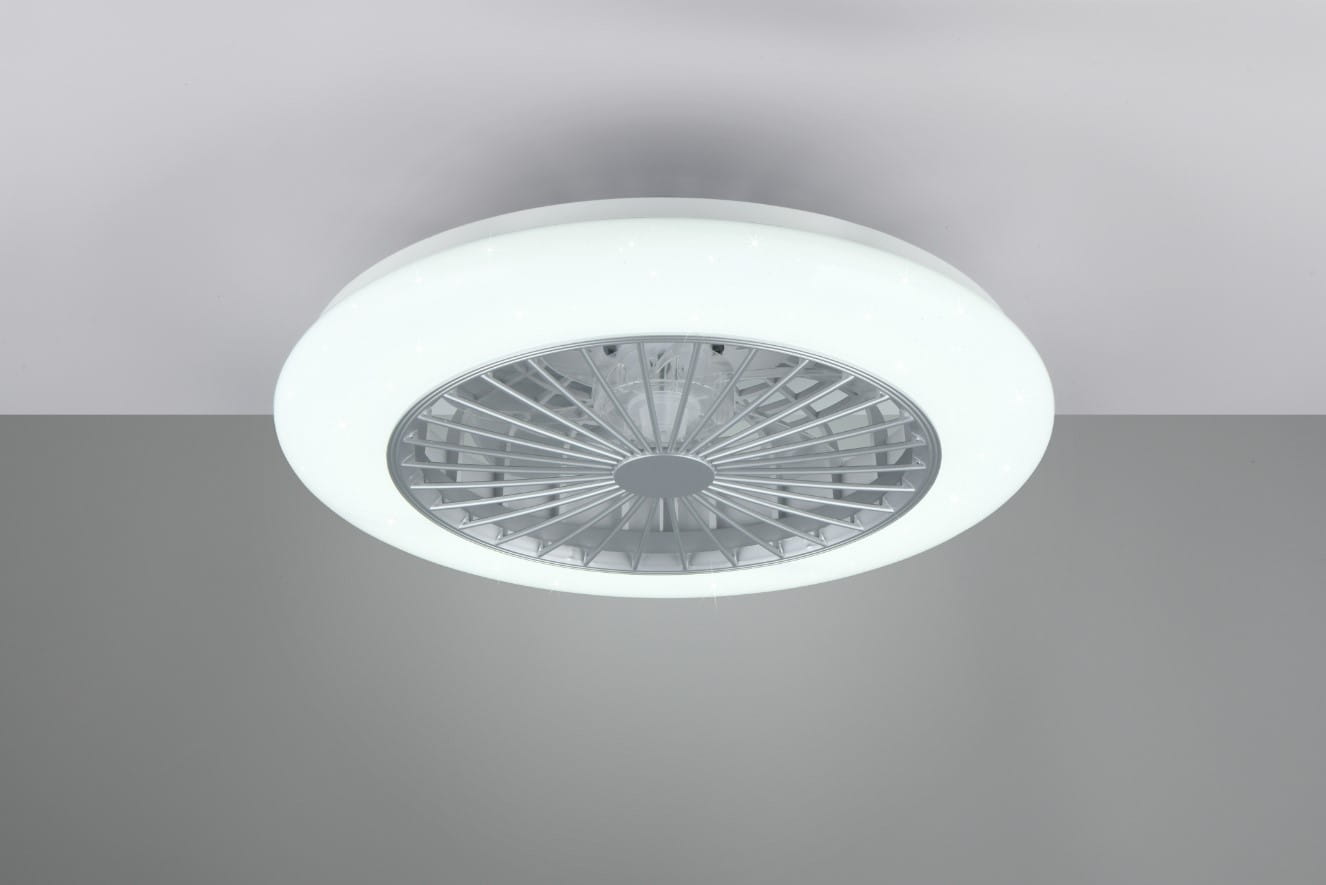 Lampa sufitowa Stralsund z wentylatorem, w kolorze białym i tytanowym, z pojedynczym źródłem światła LED 30W. Okrągły kształt, widoczny wentylator z metalowymi łopatkami w centralnej części, zamontowana na szarym tle.