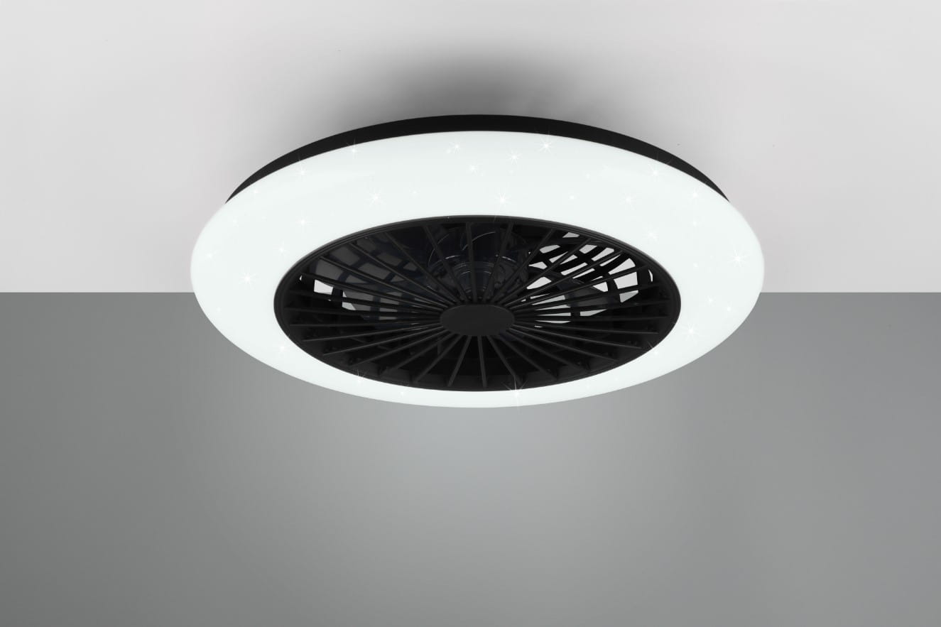 Lampa sufitowa Stralsund z wentylatorem, w kolorze białym i czarnym, z diodą LED 30W. Widok z dołu, okrągła, z czarną siatką wentylatora w centrum, otoczona białą ramką. Idealna do montażu na suficie.