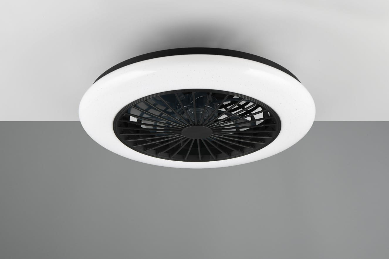 Lampa sufitowa Stralsund z wentylatorem, biała z czarnymi akcentami, z okrągłą, gładką obudową i siatką wentylatora w centralnej części. Ujęcie z dołu, montowana na suficie, z pilotem do zdalnego sterowania. Idealna do nowoczesnych wnętrz.